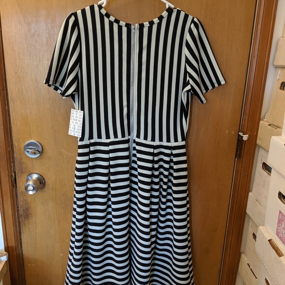 Large LuLaRoe Amelia nwt - Picture 3 of 3